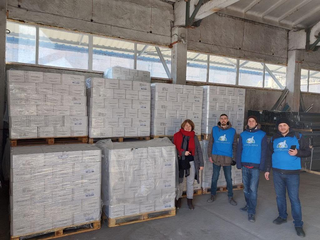 Lviv, Ukraine: arrivée du premier camion d'aide humanitaire parti de Rome il y a deux jours, avec du lait en poudre et des aliments pour bébés